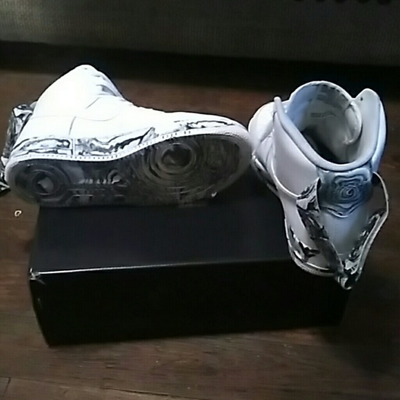 Pair of graffiti Air Force ones hightop with strap - Picture 5 of 8